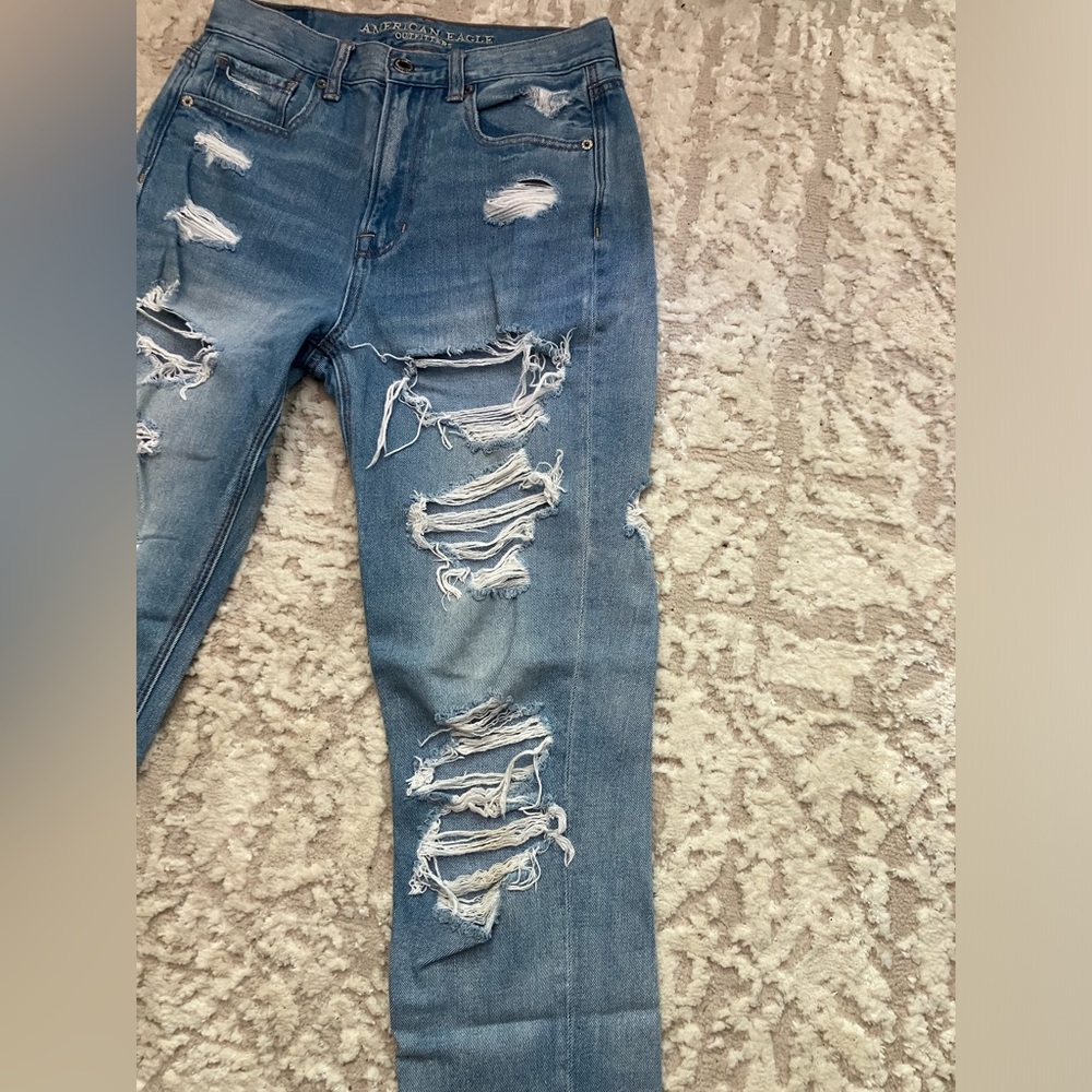 American Eagle Distressed Mom Jeans size 2 regular - Picture 3 of 11